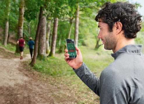 Der Indego Connect kann mit der „Bosch Smart Gardening“-App einfach, bequem und von überall aus per Smartphone oder Tablet gesteuert werden – vom Sofa im Wohnzimmer aus, während der Reise mit Bus oder Bahn oder selbst aus dem Urlaub. Dank Erweiterung der „Bosch Smart Gardening“-App berechnet der Roboter-Mäher künftig den optimalen Zeitpunkt für den nächsten Rasenschnitt. Das ist „Smartes Mähen 2.0“.