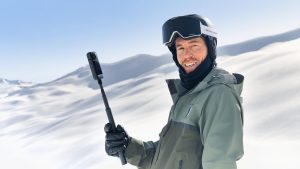 Insta360 X4 filmt einen Skifahrer bei einer schnellen Abfahrt auf verschneiten Pisten, ideal für die Aufnahme dynamischer Wintersportaktivitäten.